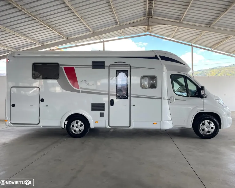 Burstner Lyseo Time Fidelity - Autocaravana c/Camas Central e Elevatória Venda Aluguer Caravanas